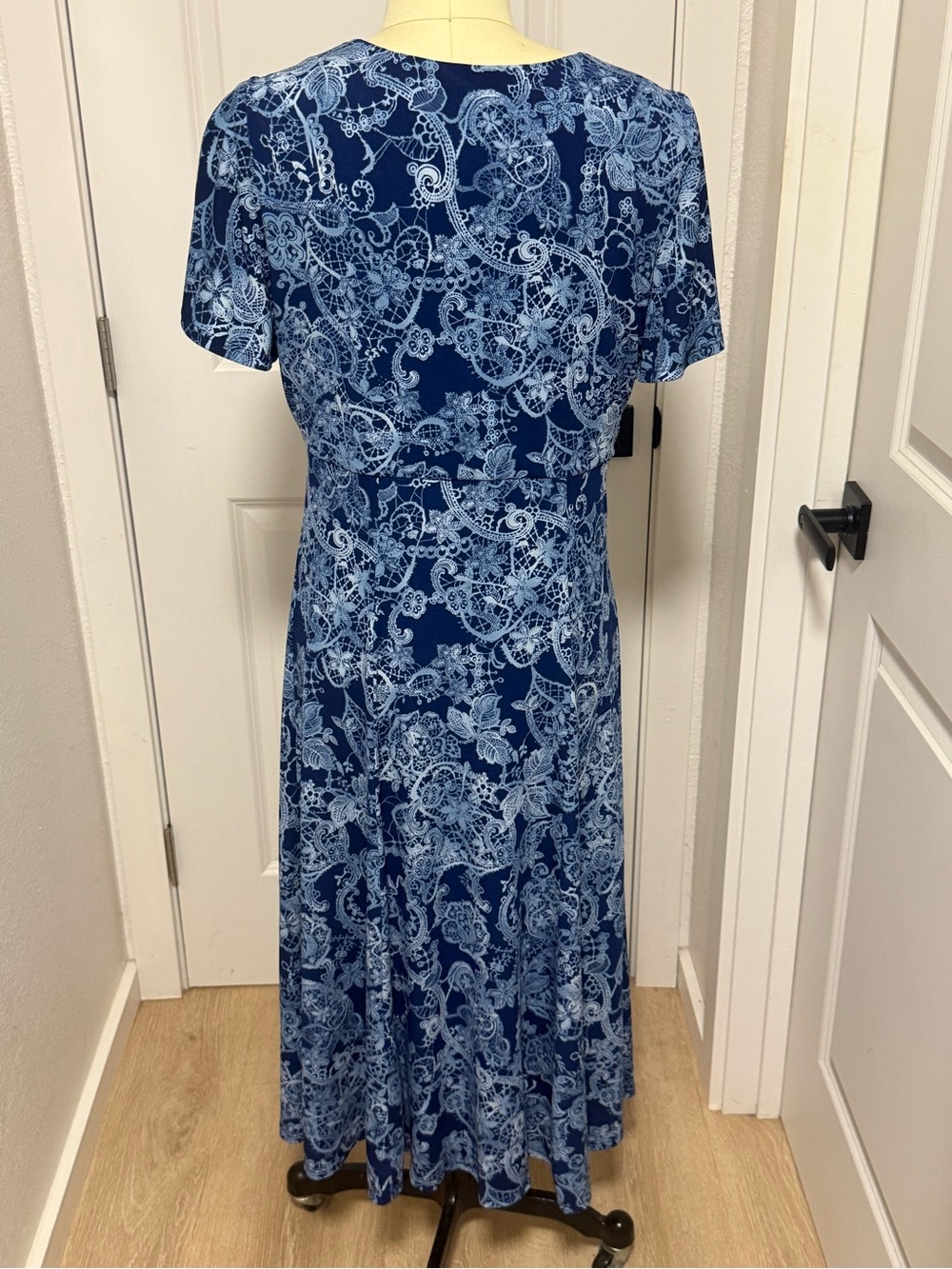 Medium Navy/White Floral Dress - Great Condition - Picture 3 of 9